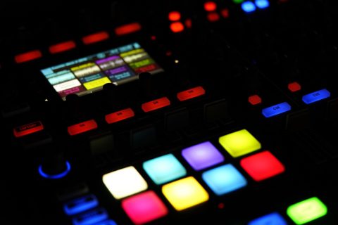 Zum Artikel "Musikalische Interface Designs im schulischen Kontext – Musik machen mit Silikon und Software?! – Freitag, 14. Oktober 2022"