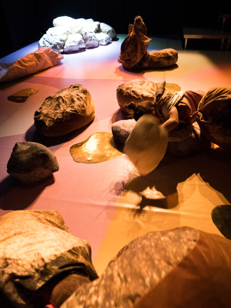 ›Vom Anderen her denken…‹ – Transgenerationale und transhumane Spielweisen in Theater und Performance – Montag, 11. März 2024